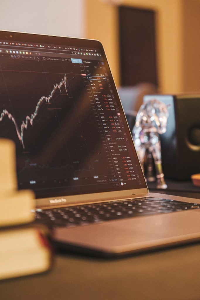 schwarzer und silberner Laptop